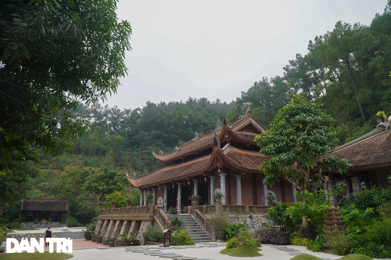 Ngôi chùa thiêng nghìn năm tuổi án ngữ dưới chân đồi thông ở Hà Nam