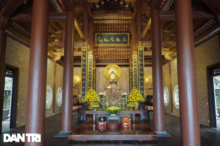 Ngôi chùa thiêng nghìn năm tuổi án ngữ dưới chân đồi thông ở Hà Nam