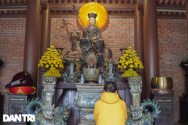 Ngôi chùa thiêng nghìn năm tuổi án ngữ dưới chân đồi thông ở Hà Nam