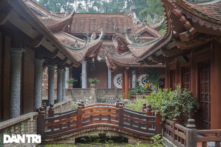 Ngôi chùa thiêng nghìn năm tuổi án ngữ dưới chân đồi thông ở Hà Nam