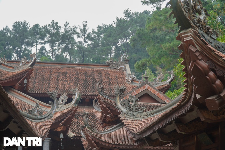 Ngôi chùa thiêng nghìn năm tuổi án ngữ dưới chân đồi thông ở Hà Nam