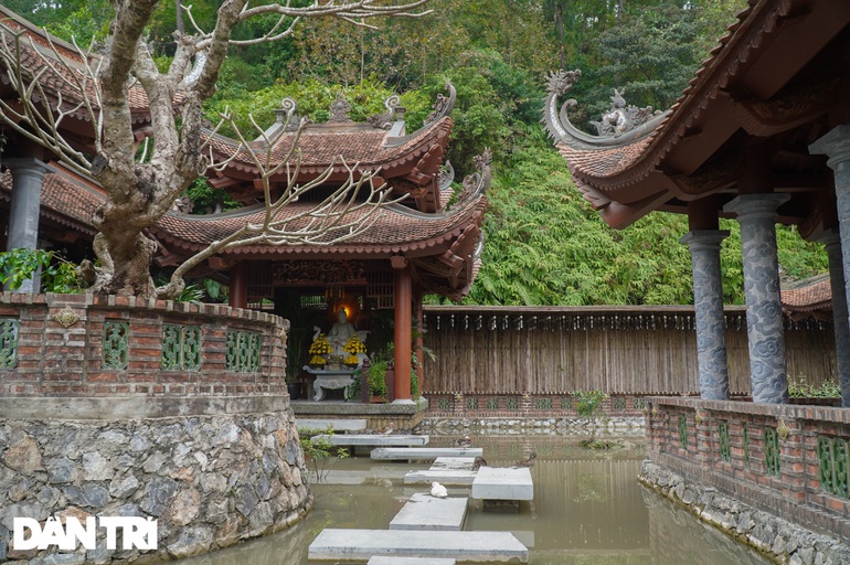 Ngôi chùa thiêng nghìn năm tuổi án ngữ dưới chân đồi thông ở Hà Nam