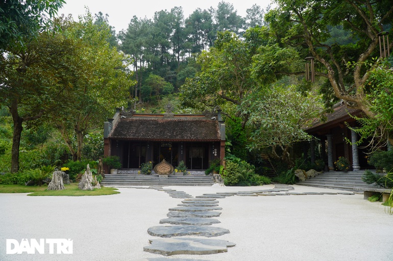 Ngôi chùa thiêng nghìn năm tuổi án ngữ dưới chân đồi thông ở Hà Nam