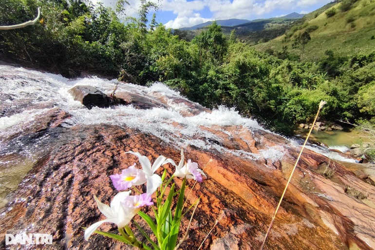 Khám phá thác Rơ Tu nằm ẩn sâu trong rừng xanh Gia Lai