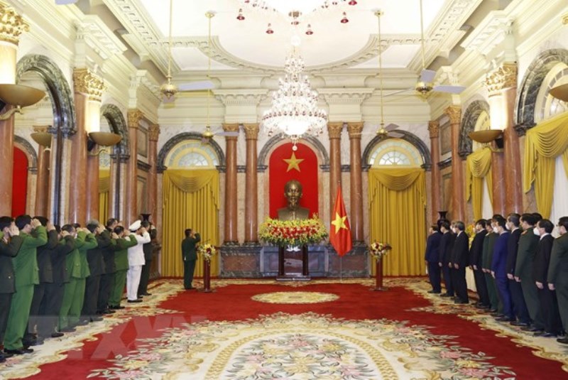 Chủ tịch nước Nguyễn Xuân Phúc trao Quyết định thăng quân hàm Thượng tướng cho hai Thứ trưởng Công an