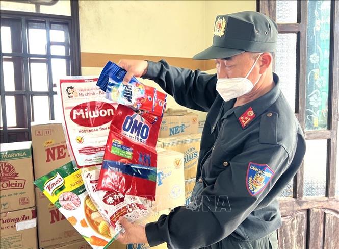 Triệt phá đường dây làm giả hàng hóa, thực phẩm quy mô lớn