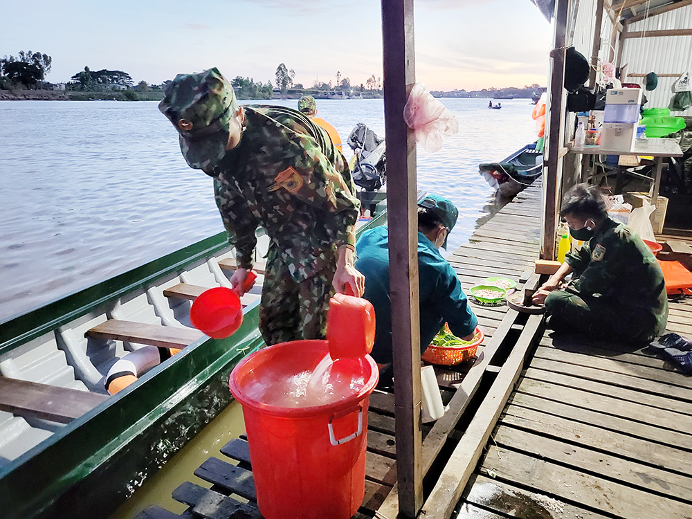 Dòng sông tháng Chạp