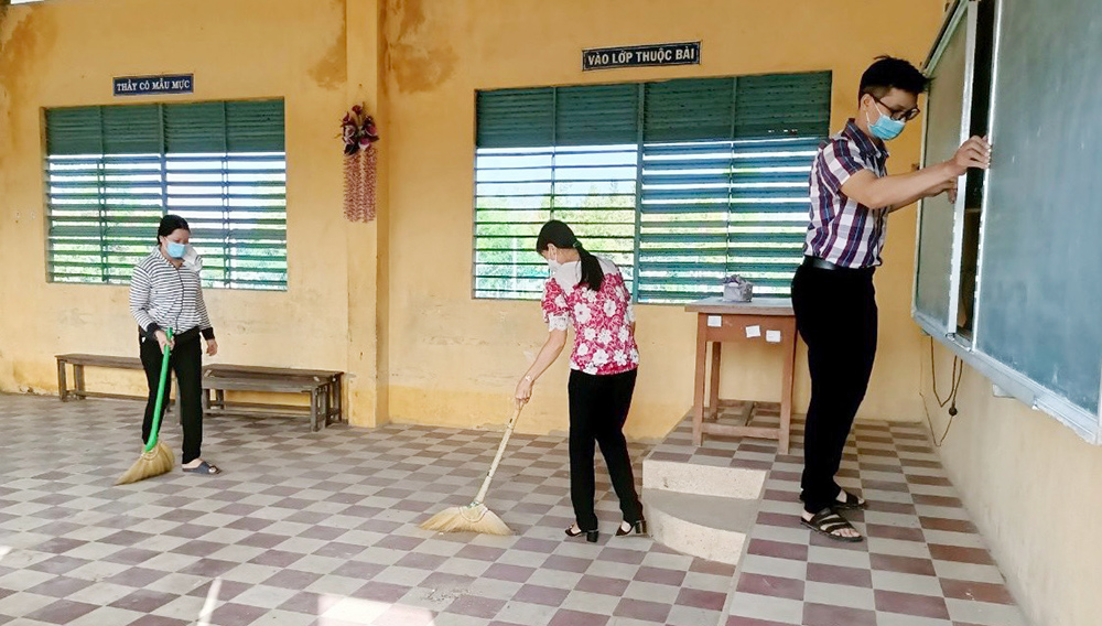 784 học sinh lớp 9 và khoảng 1.550 học sinh lớp 12 trên địa bàn huyện Châu Phú trở lại trường học trực tiếp từ ngày 10-1