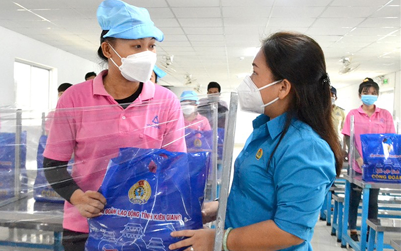 Trao nhiều túi quà an sinh cho công đoàn viên ở Kiên Giang