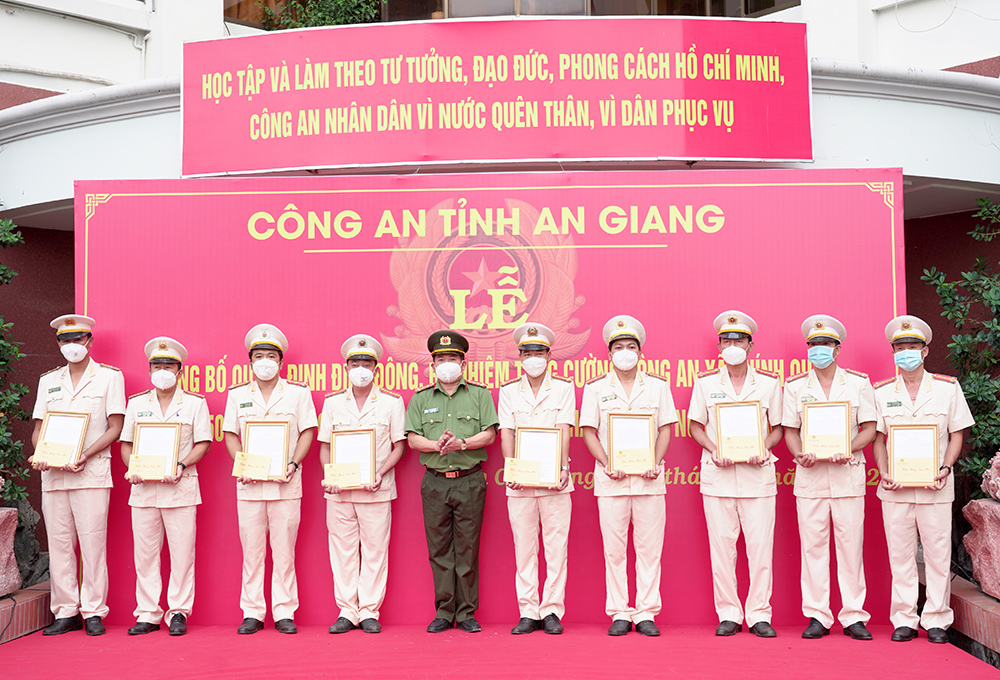 Công an An Giang công bố quyết định điều động, bổ nhiệm công an xã chính quy