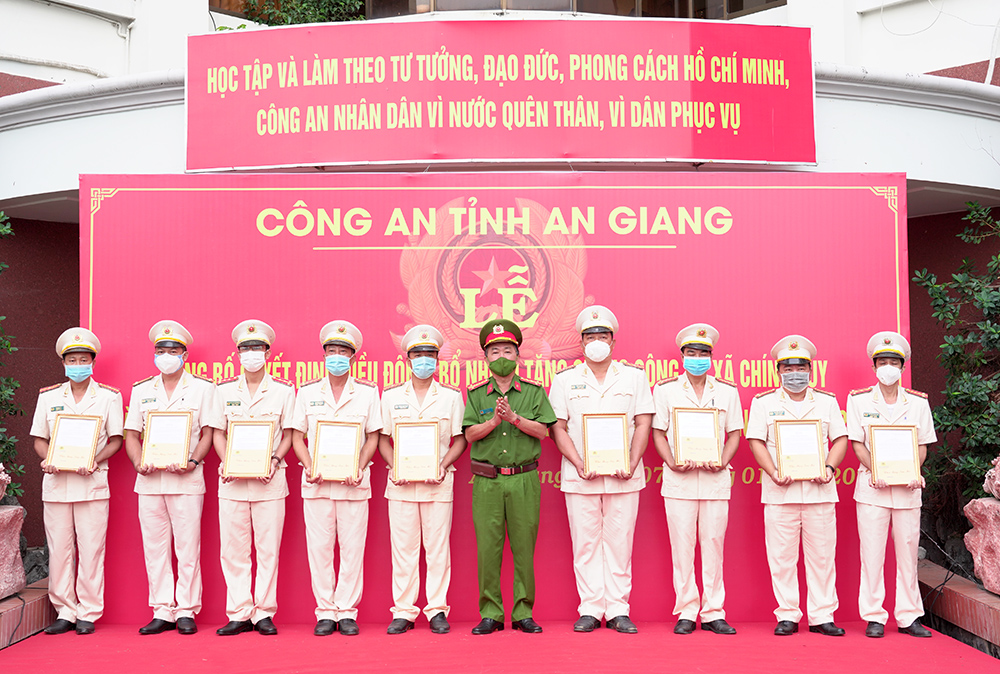Công an An Giang công bố quyết định điều động, bổ nhiệm công an xã chính quy