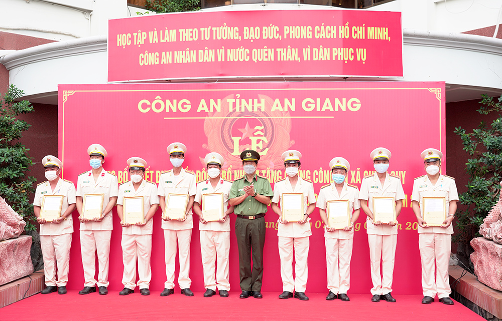 Công an An Giang công bố quyết định điều động, bổ nhiệm công an xã chính quy