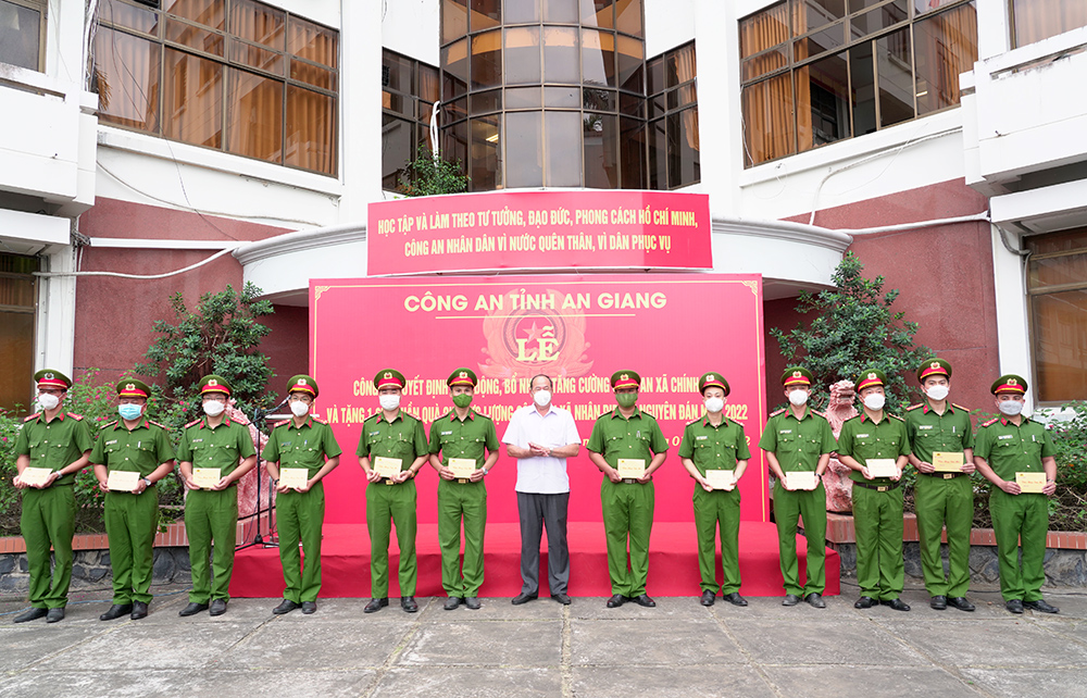 Công an An Giang công bố quyết định điều động, bổ nhiệm công an xã chính quy