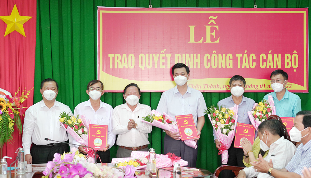 Huyện ủy Châu Thành trao quyết định công tác cán bộ