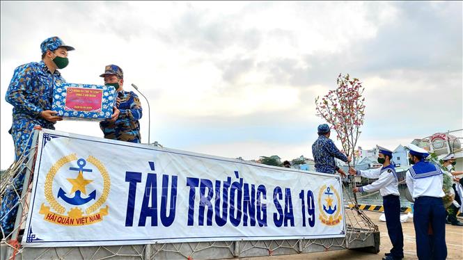Mang Tết ra các 'cột mốc chủ quyền' trên biển