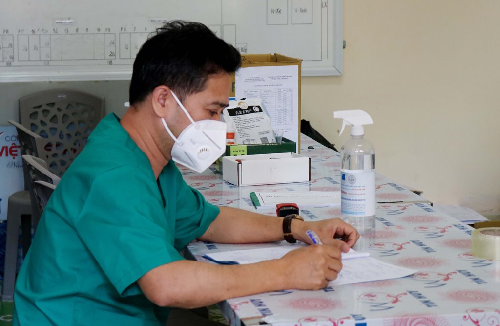 Áo trắng trong cơ sở điều trị F0