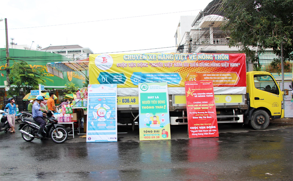 Sở Công thương An Giang phối hợp siêu thị Tứ Sơn tổ chức 3 chuyến bán hàng Việt lưu động về nông thôn