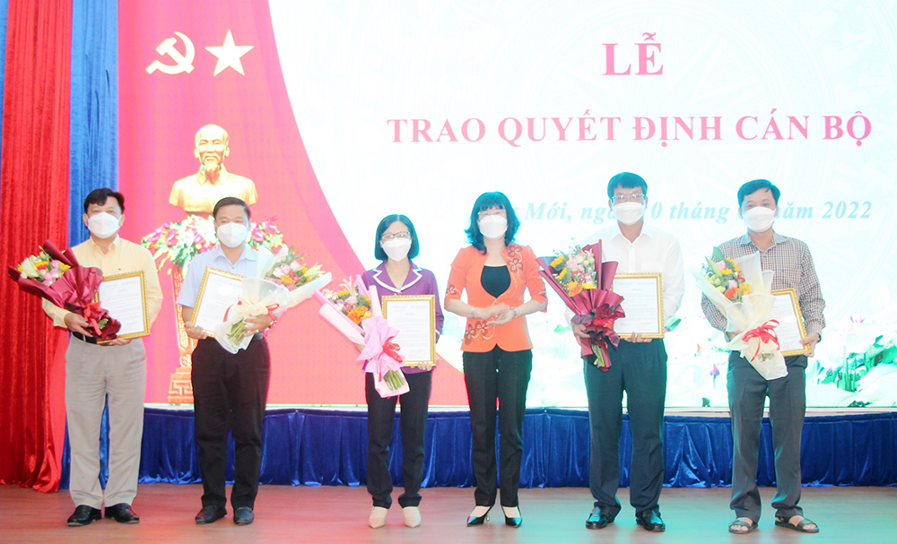 Ban Thường vụ Huyện ủy Chợ Mới trao quyết định điều động, bổ nhiệm 11 cán bộ