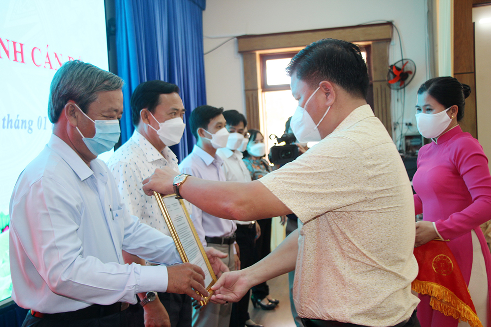 Ban Thường vụ Huyện ủy Chợ Mới trao quyết định điều động, bổ nhiệm 11 cán bộ