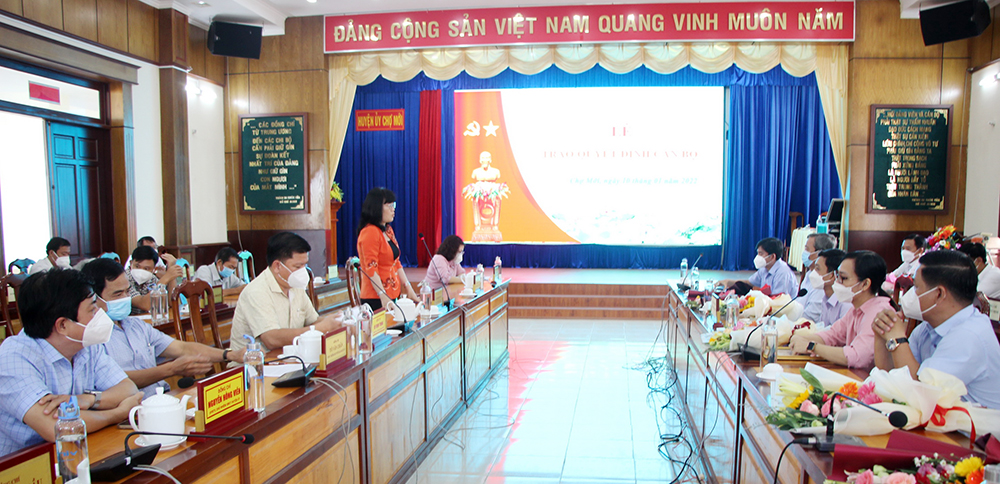 Ban Thường vụ Huyện ủy Chợ Mới trao quyết định điều động, bổ nhiệm 11 cán bộ