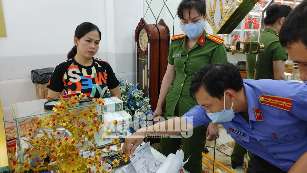 Công an An Giang bắt quả tang vụ mua bán vàng nhập lậu, tạm giữ lượng vàng "khủng" và hàng chục tỷ đồng