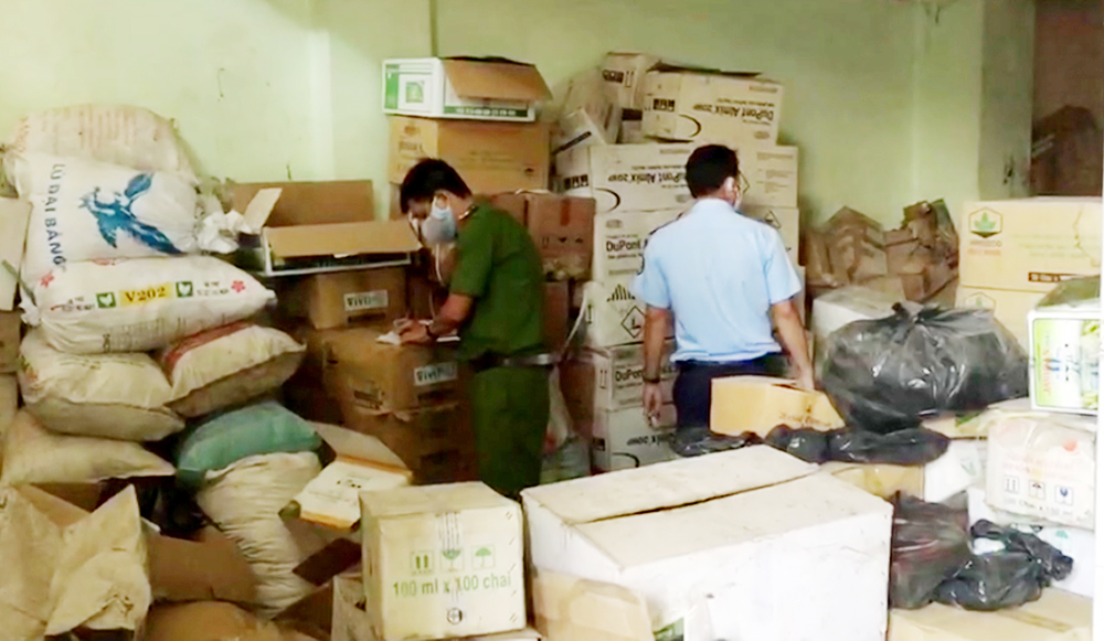 Phát hiện gần 450.000 chai, gói thuốc bảo vệ thực vật hết hạn sử dụng ở cửa hàng "Được Mùa"