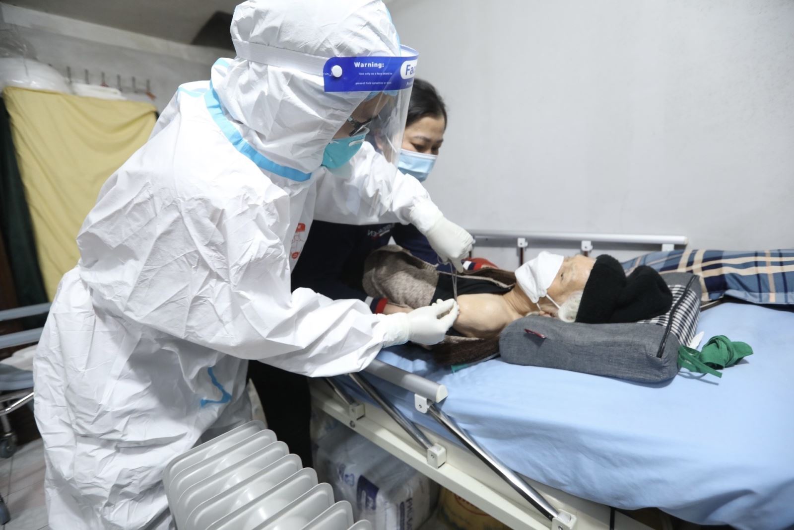 Thủ tướng yêu cầu thần tốc tiêm vaccine và đẩy mạnh thực hiện các biện pháp phòng COVID-19