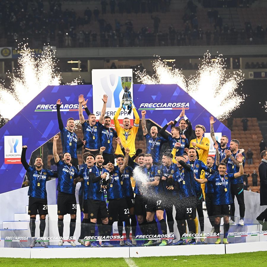 Cựu sao MU hóa người hùng phút 121, Inter đoạt Siêu cúp Italy