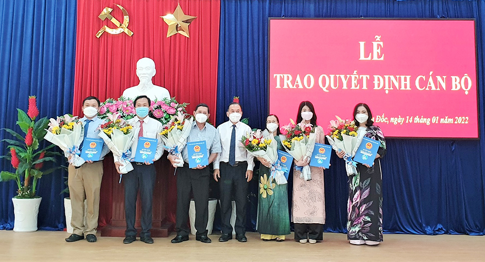 UBND TP. Châu Đốc trao quyết định công tác cán bộ