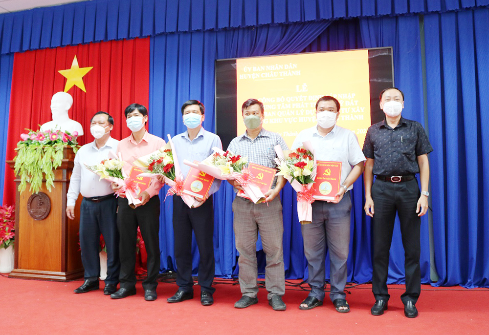 Châu Thành công bố quyết định sáp nhập Trung tâm Phát triển Quỹ đất vào Ban Quản lý Dự án đầu tư xây dựng khu vực huyện Châu Thành