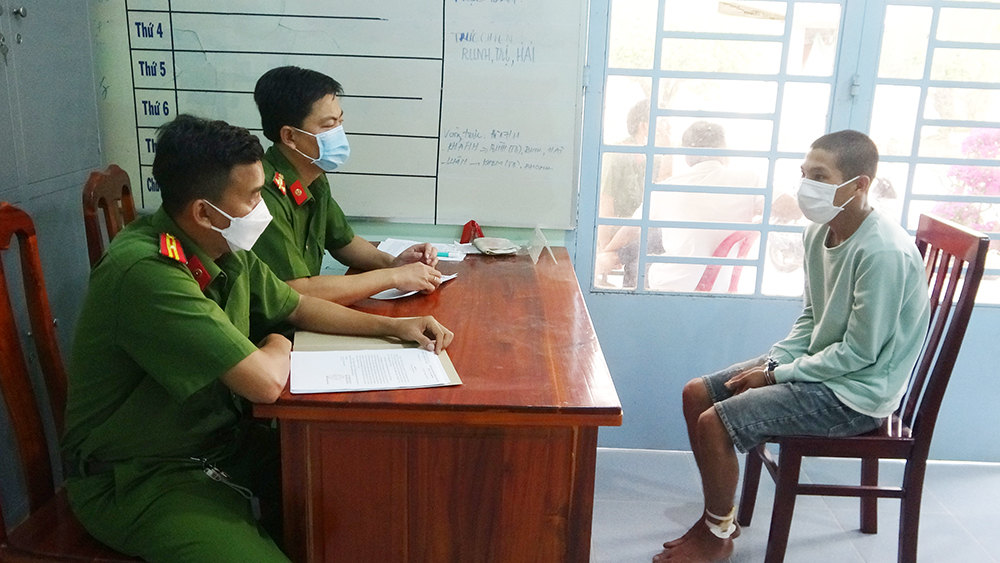 Công an thị trấn Cô Tô bắt nóng 2 đối tượng trộm xe máy