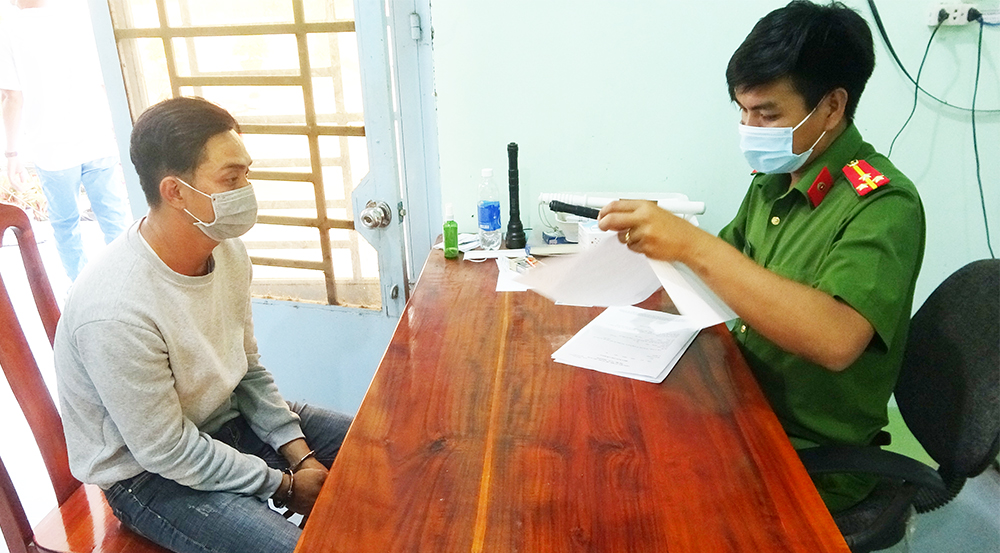 Công an thị trấn Cô Tô bắt nóng 2 đối tượng trộm xe máy