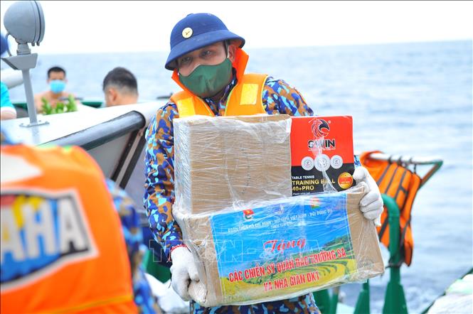 Mang mùa Xuân đến với Trường Sa