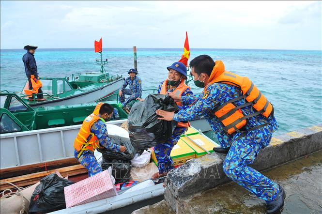 Mang mùa Xuân đến với Trường Sa