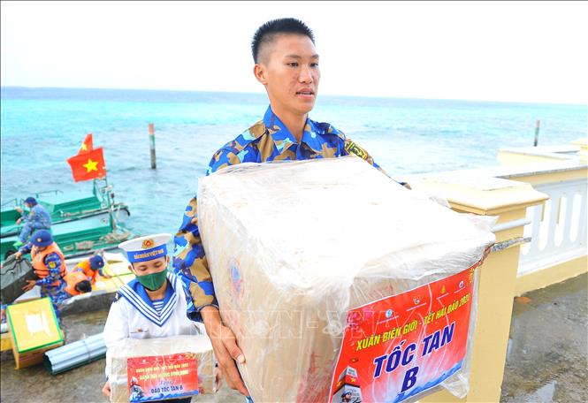 Mang mùa Xuân đến với Trường Sa