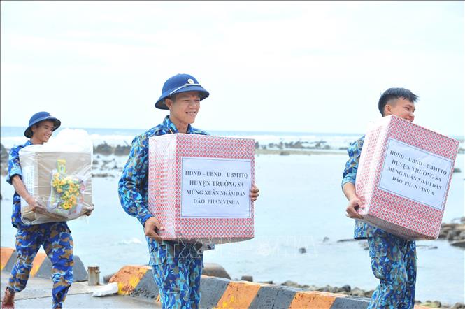 Mang mùa Xuân đến với Trường Sa