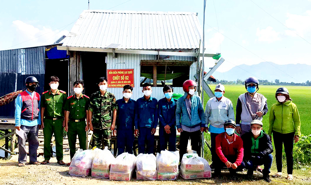 Nhiều đơn vị thăm, tặng quà Tết lực lượng vũ trang và nhân dân biên giới An Giang