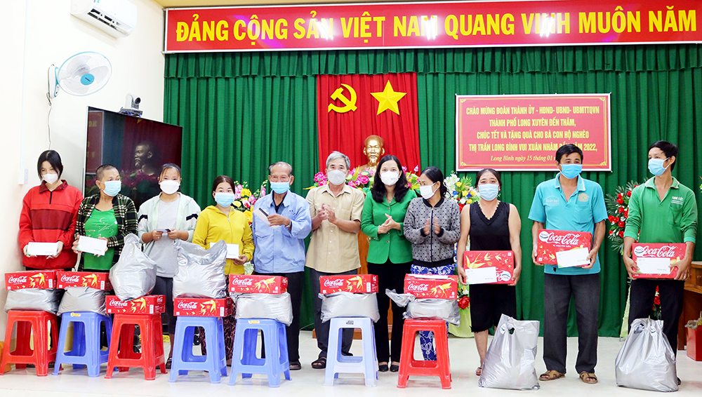 Nhiều đơn vị thăm, tặng quà Tết lực lượng vũ trang và nhân dân biên giới An Giang