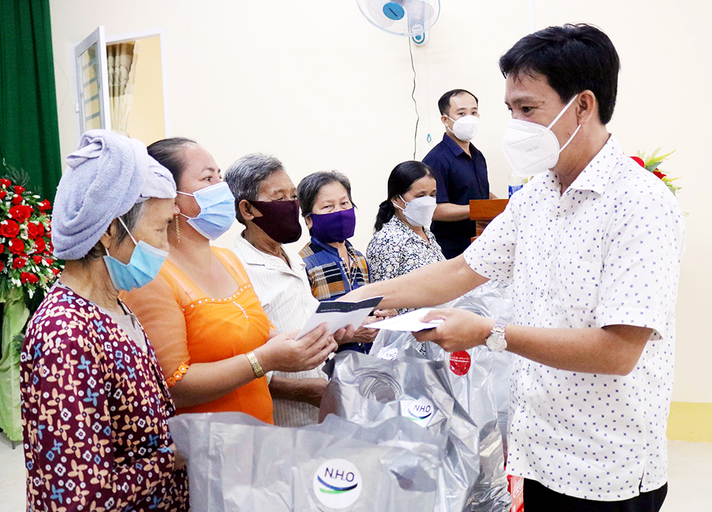 Nhiều đơn vị thăm, tặng quà Tết lực lượng vũ trang và nhân dân biên giới An Giang