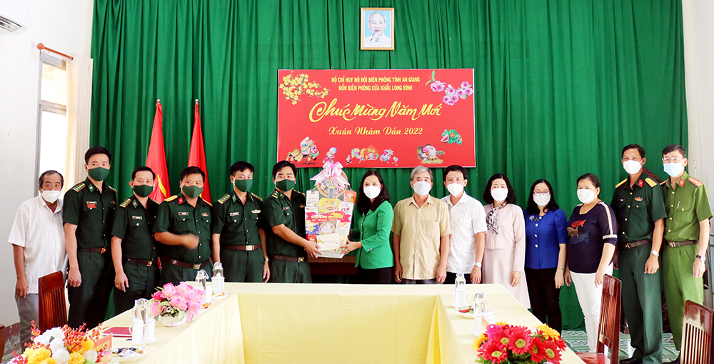 Nhiều đơn vị thăm, tặng quà Tết lực lượng vũ trang và nhân dân biên giới An Giang
