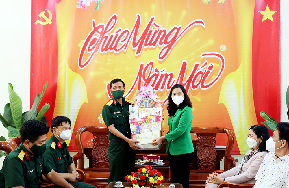 Nhiều đơn vị thăm, tặng quà Tết lực lượng vũ trang và nhân dân biên giới An Giang