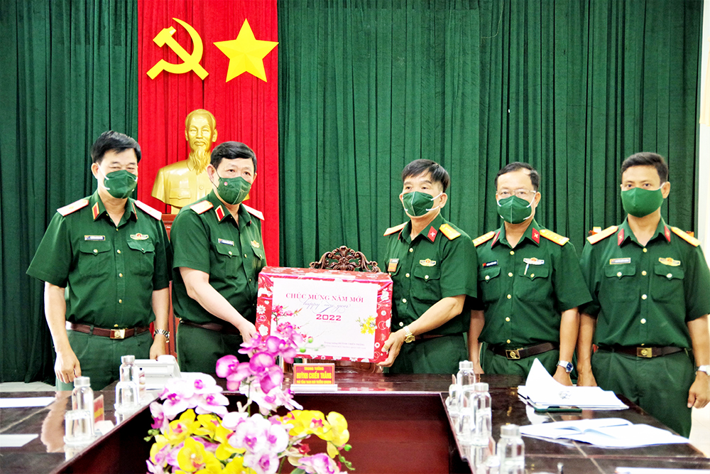 Nhiều đơn vị thăm, tặng quà Tết lực lượng vũ trang và nhân dân biên giới An Giang