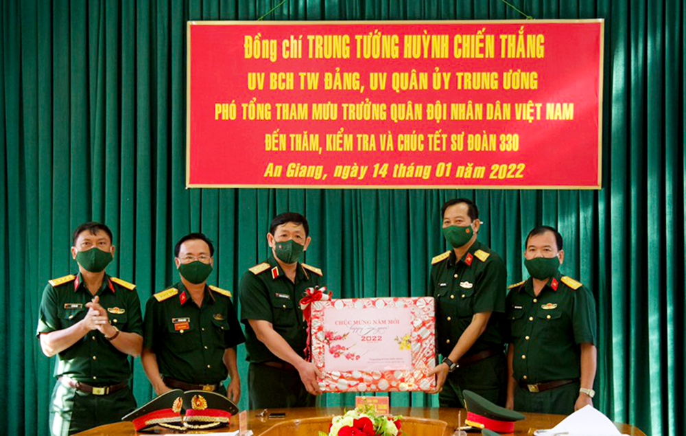 Nhiều đơn vị thăm, tặng quà Tết lực lượng vũ trang và nhân dân biên giới An Giang