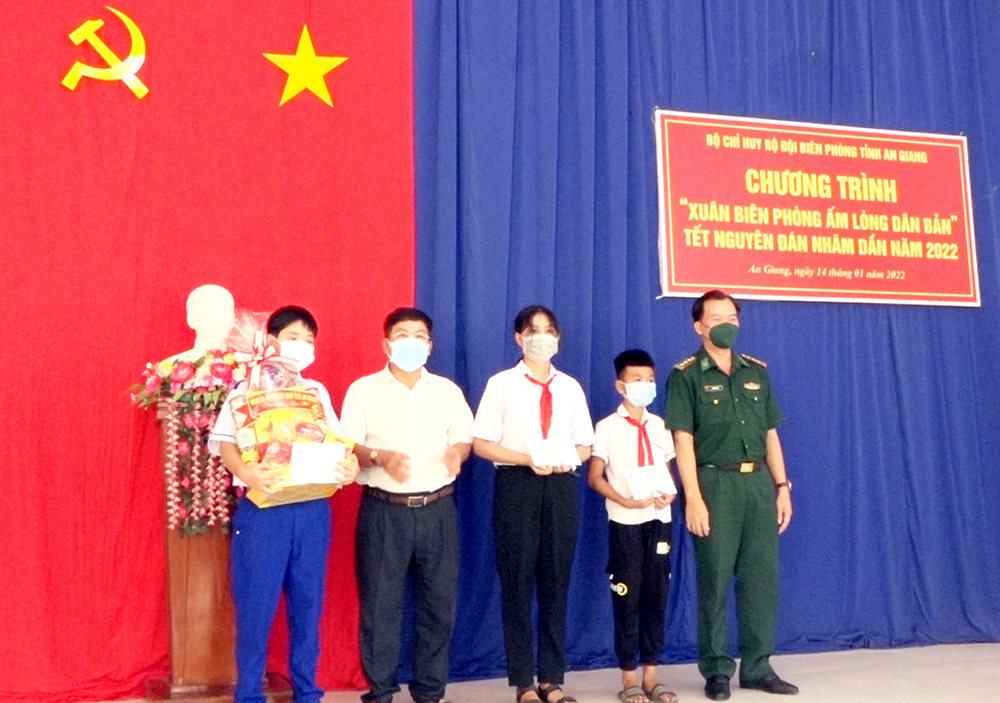“Xuân biên phòng ấm lòng dân bản” Tết Nguyên đán Nhâm Dần 2022