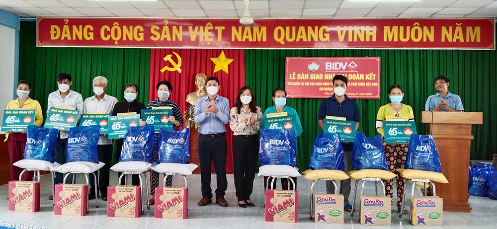 UBMTTQVN tỉnh An Giang bàn giao 50 căn nhà Đại đoàn kết tại huyện Phú Tân do Ngân hàng BIDV chi nhánh An Giang tài trợ
