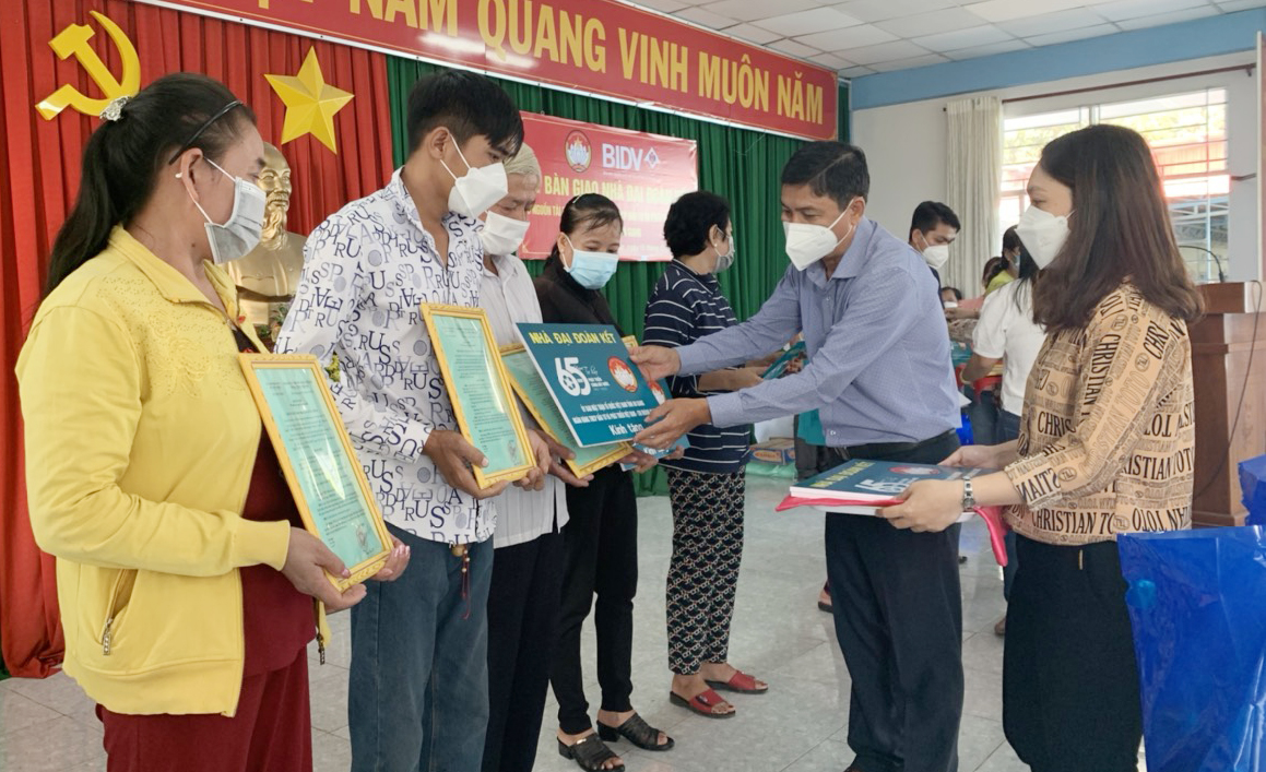 UBMTTQVN tỉnh An Giang bàn giao 50 căn nhà Đại đoàn kết tại huyện Phú Tân do Ngân hàng BIDV chi nhánh An Giang tài trợ