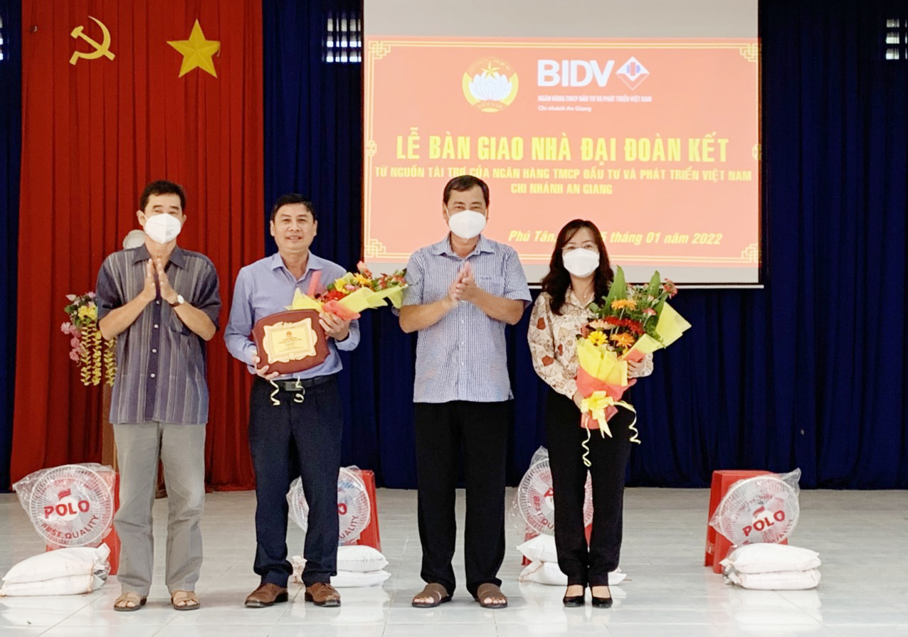 UBMTTQVN tỉnh An Giang bàn giao 50 căn nhà Đại đoàn kết tại huyện Phú Tân do Ngân hàng BIDV chi nhánh An Giang tài trợ