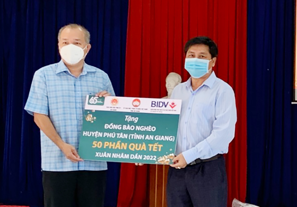 UBMTTQVN tỉnh An Giang bàn giao 50 căn nhà Đại đoàn kết tại huyện Phú Tân do Ngân hàng BIDV chi nhánh An Giang tài trợ