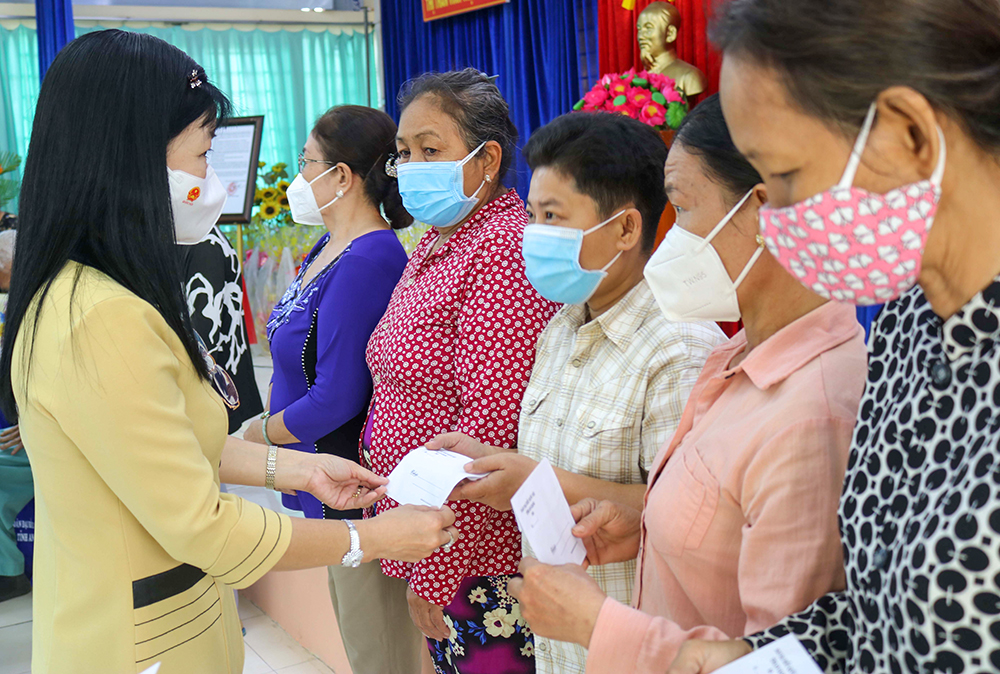 Hơn 2.300 phần quà Tết đến với hộ chính sách, hộ nghèo An Giang