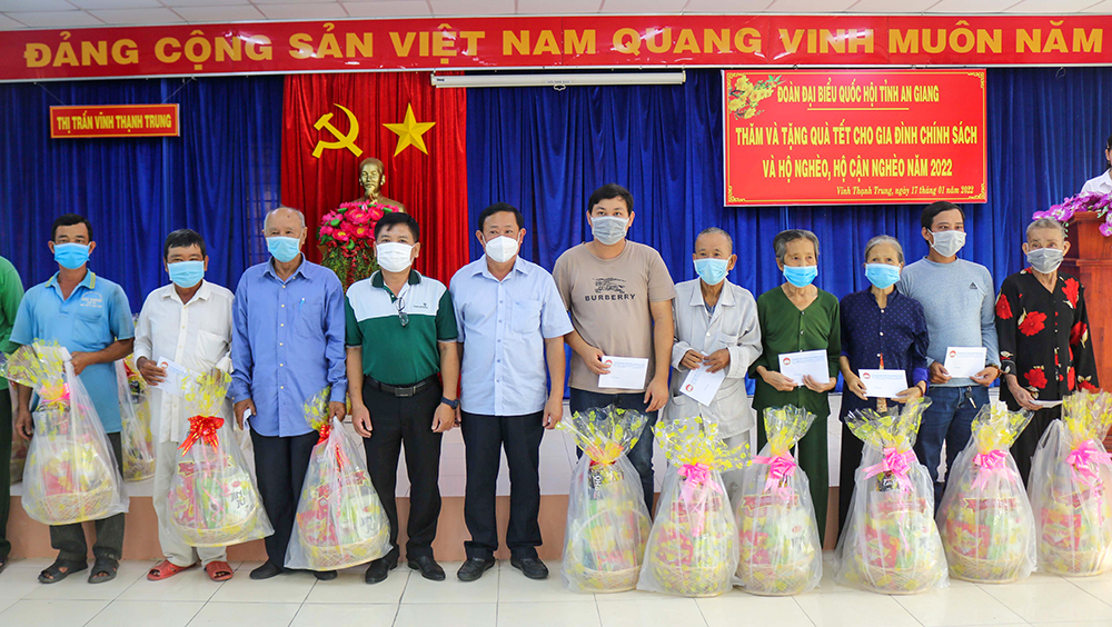 Hơn 2.300 phần quà Tết đến với hộ chính sách, hộ nghèo An Giang